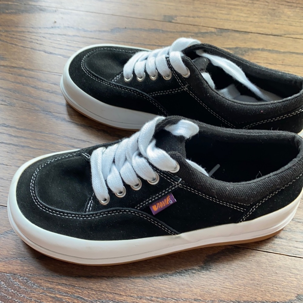 New unif “the phoebes” sneakers